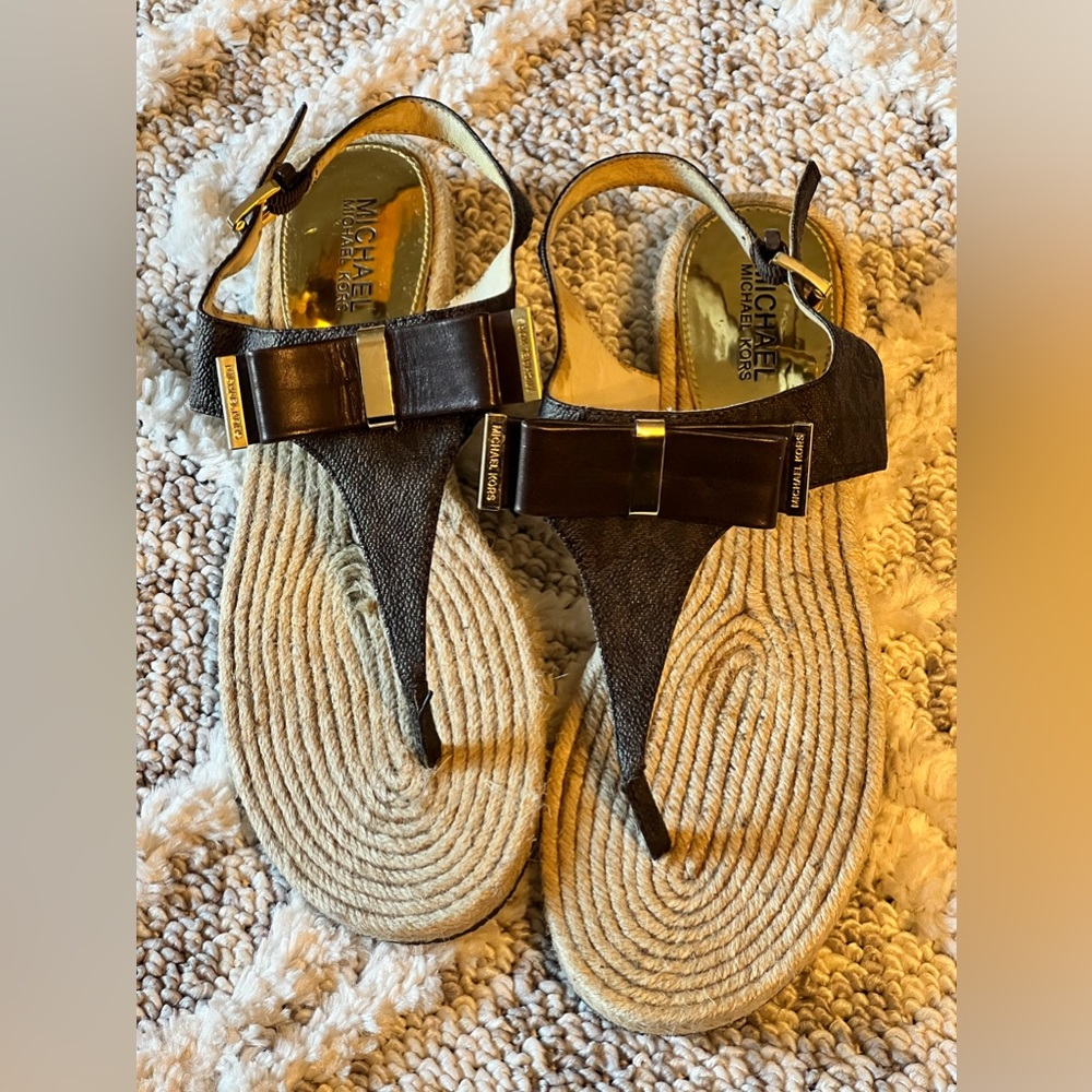 MICHAEL KORS KAYDEN BOW THONG SANDALS brown and gold leather
